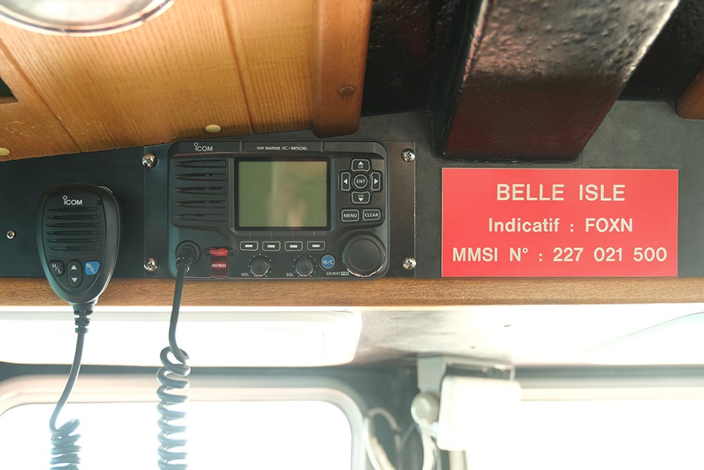 Un des équipements radio à bord du canot de sauvetage