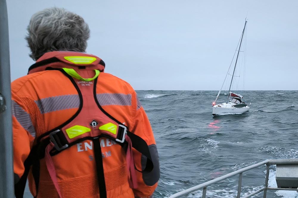 Le voilier escorté par le canot