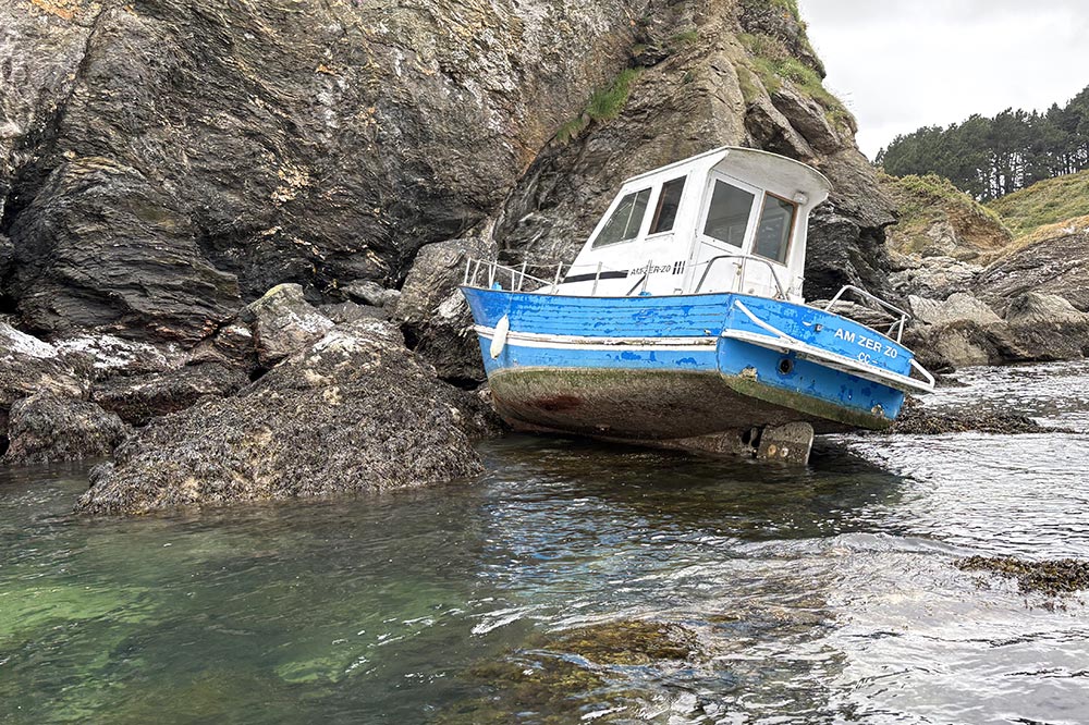 Le bateau, posé dans les rochers