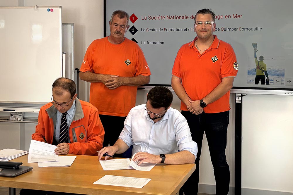 SIgnature de la convention de partenariat entre Actemium Marine et la station SNSM de Belle-Île
