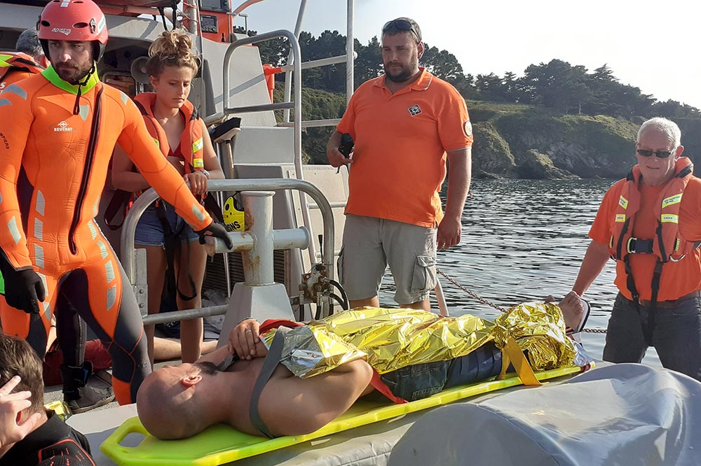 Récupération d'une victime à bord du canot de sauvetage