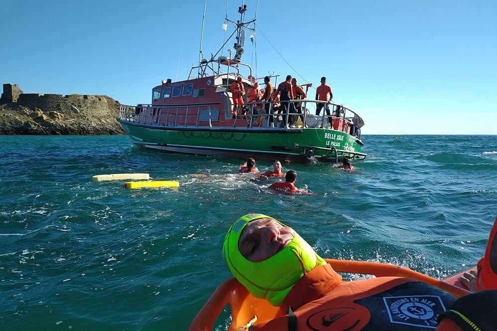 Une victime, ramenée à bord du canot par les sauveteurs.