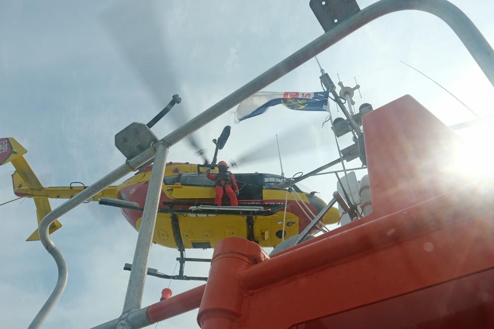 L'hélicoptère, juste au-dessus du canot de sauvetage