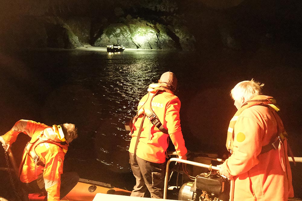 Le bateau échoué à l'arrivée du canot de sauvetage