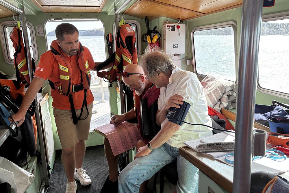 Le blessé, pendant le bilan à bord du canot