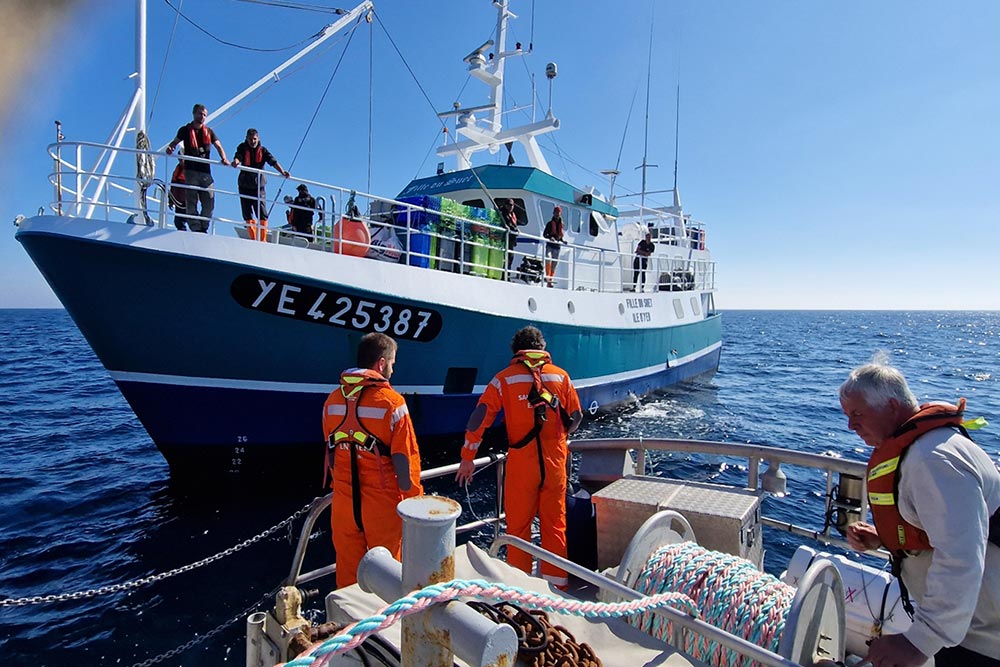 Passage de la remorque au pêcheur en panne