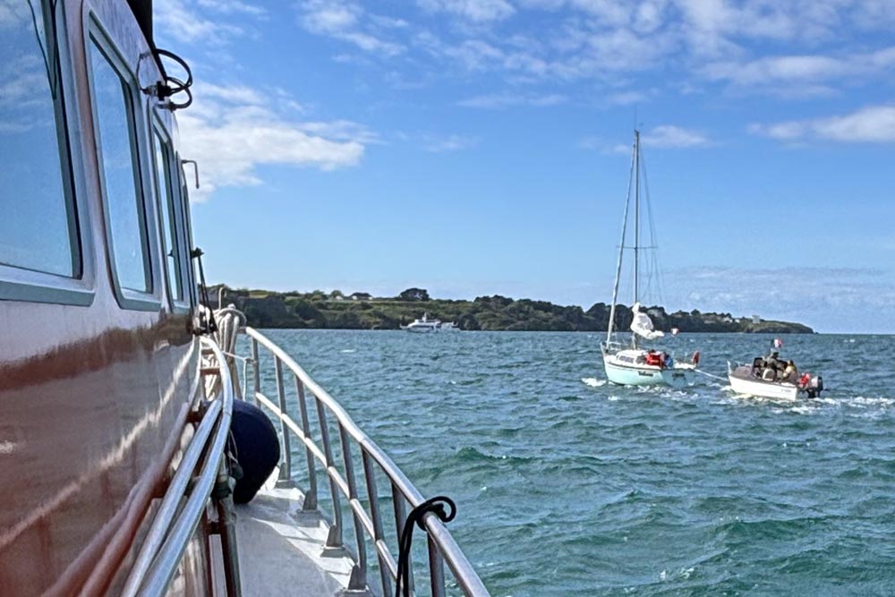 Le bateau remorqué escorté par le canot de sauvetage