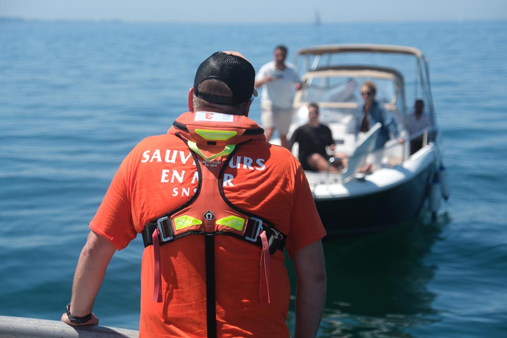 La vedette en panne, sur une mer d'huile.