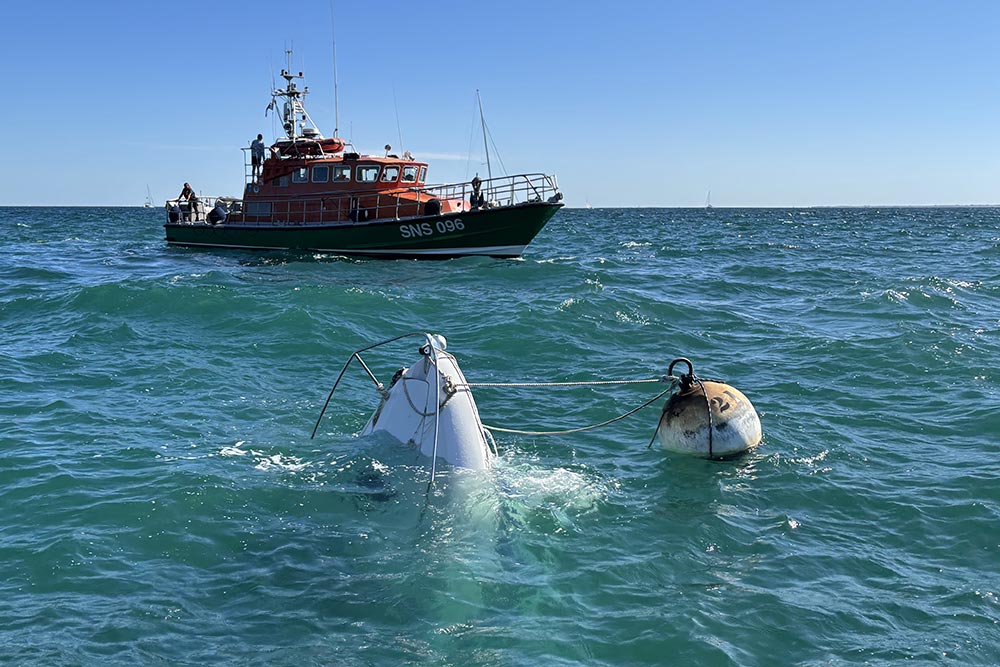 La vedette coulée à l'arrivée du canot